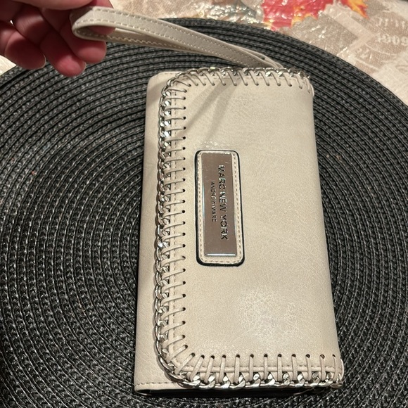 NWT Andrew Marc New York wallet color white - Picture 4 of 11